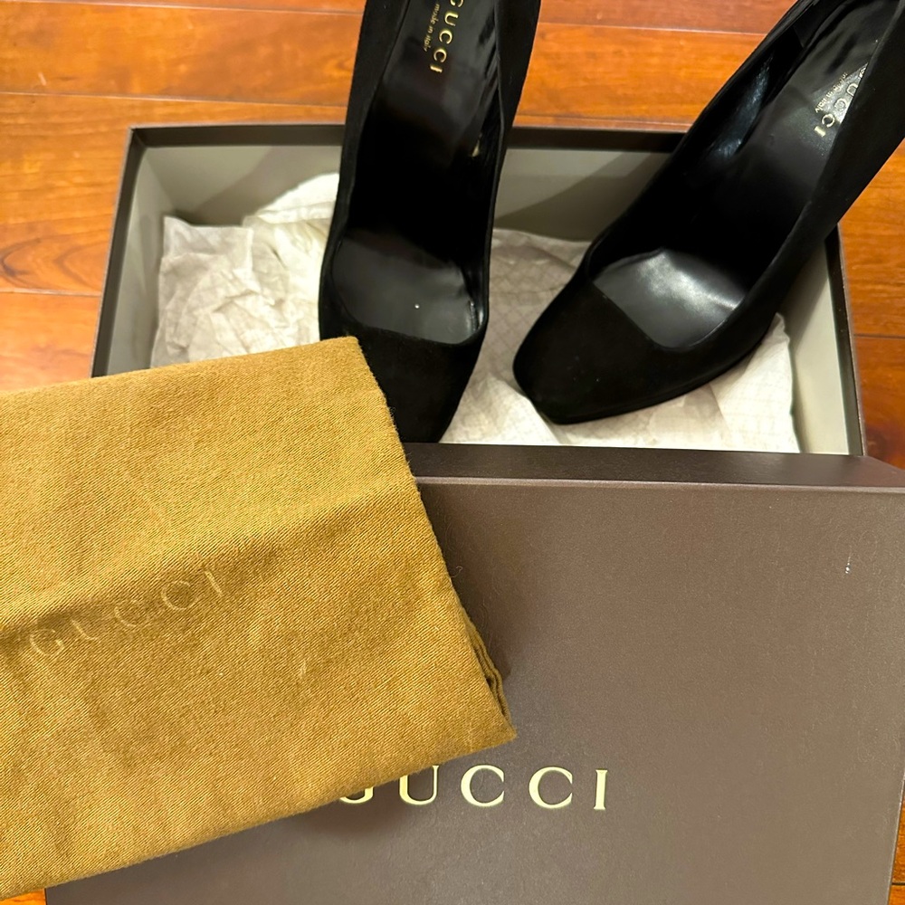 Black suede Gucci pumps